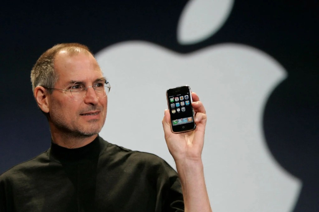 Steve Jobs presenta el primer iPhone.